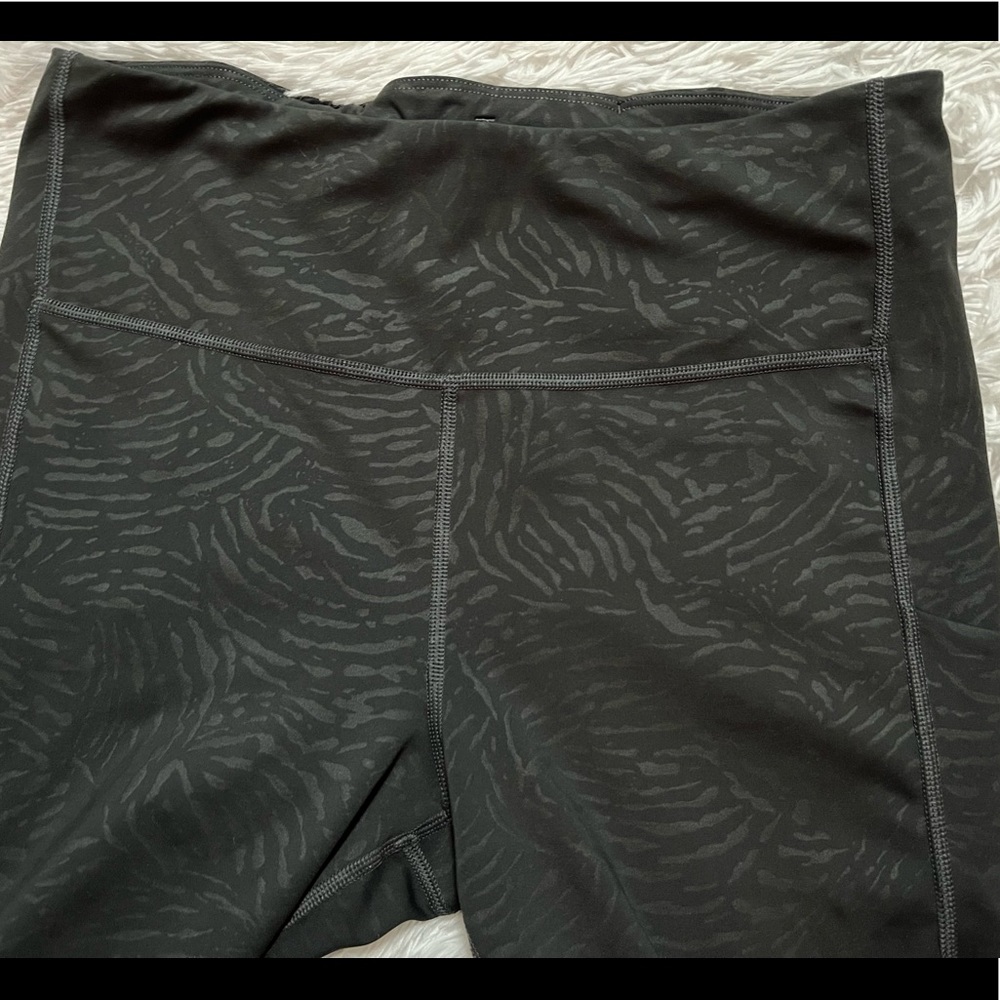 Athleta Ultimate stash pocket printed Capri